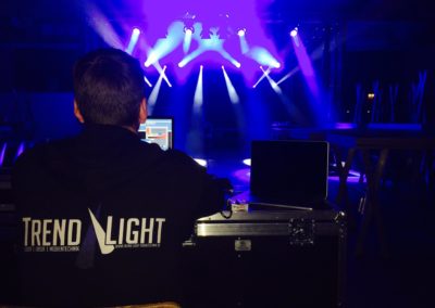 Lichtcheck eines Mitarbeiters vor einem Konzert